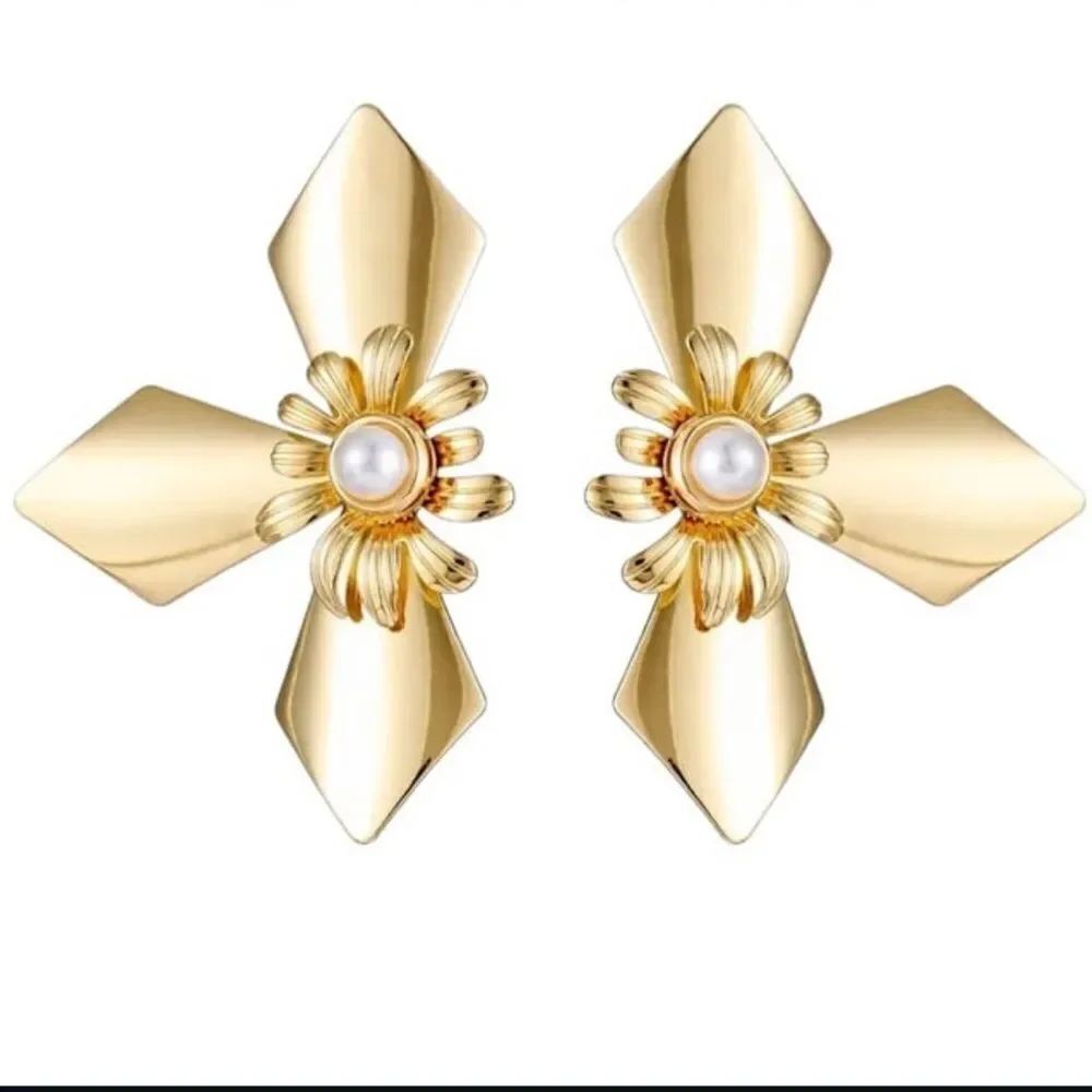 Flower statement earrings A336